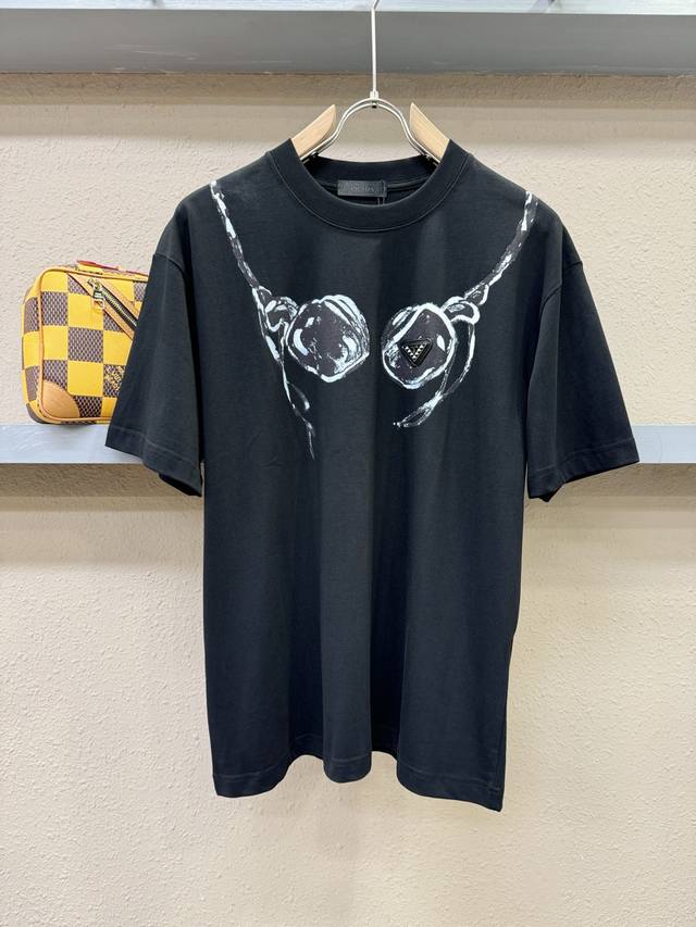 prada 普拉达 2025春夏新款短袖T恤！走秀图案时尚休闲短袖T恤衫！设计Logo设计！极具设计精选客供面料，手感柔软亲肤，着身舒适透气性都无法挑剔，实物绝
