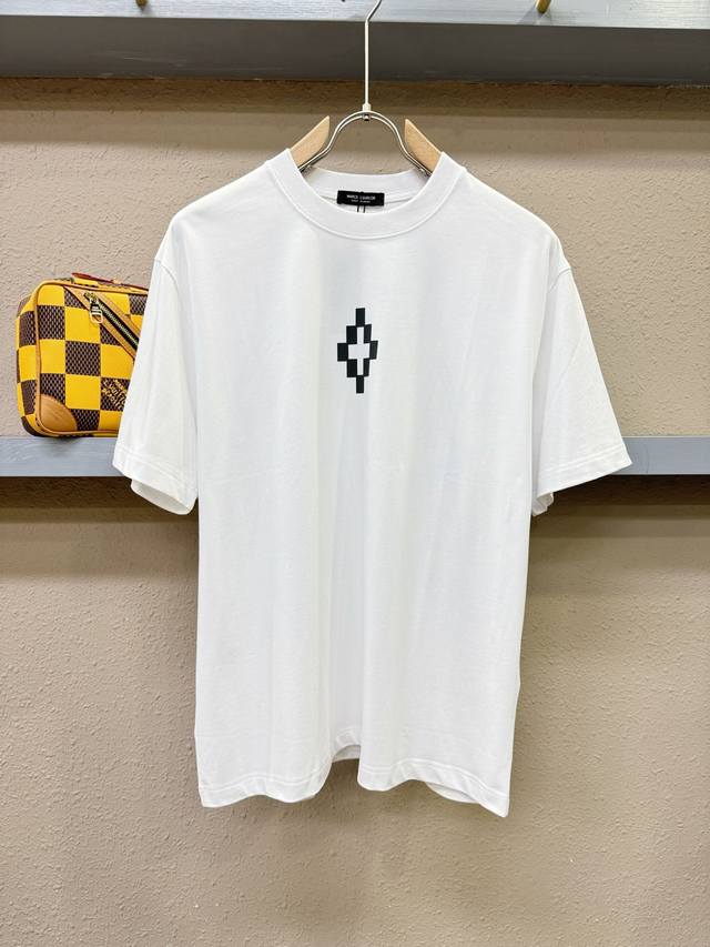 Mb 2025春夏新款短袖T恤！走秀图案时尚休闲短袖T恤衫！设计Logo设计！极具设计精选客供面料，手感柔软亲肤，着身舒适透气性都无法挑剔，实物绝对会让你爱不释