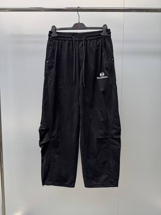 巴黎夏季休闲直筒长裤，采用优质梭织棉材质，面料丝滑挺括，设计超级时尚大气且不简单，五金细节到位，上身足够吸睛且回头率爆棚！休闲直筒裤装版型剪裁，男女同款！码数M