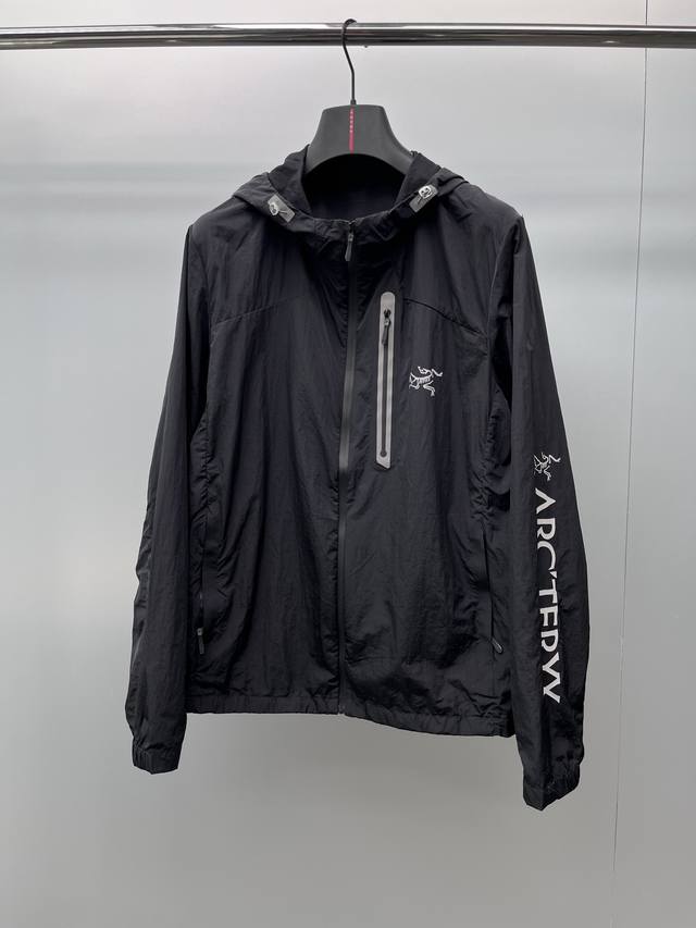 鸟家反光防晒衣，科技超薄超细面料，以防晒衣的形式呈现，还原旅游机能风格最根本的设计美学，帽子抽绳设计，前后品牌Logo采用反光设计，时尚百搭！上身超级舒服透气！