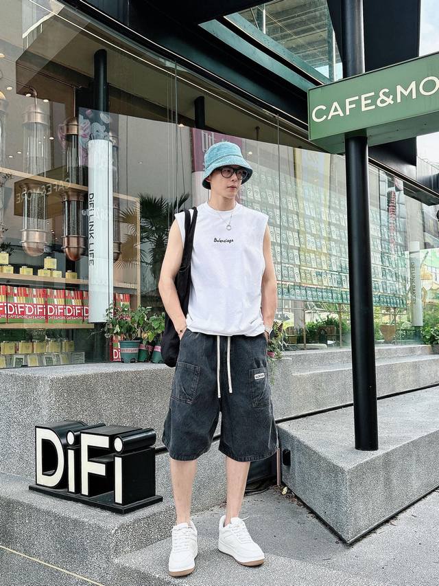 衣服 短裤 巴黎采用进口优质棉水洗面料，整体采用水洗做旧设计工艺，面料柔软舒适！两侧口袋工装设计超级时尚，标识饰于口袋上，极具风格。宽松廓形、将其先锋、时髦与个