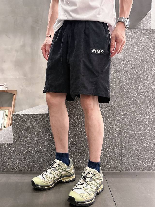 Mm6夏季新款沙滩短裤，采用优质速干水洗面料薄绒面，手感超级柔软，水洗做旧工艺超级好看，舒适透气，面料极好亲肤舒适轻薄。整体轮廓版型设计完美，挺括有型！干净利落