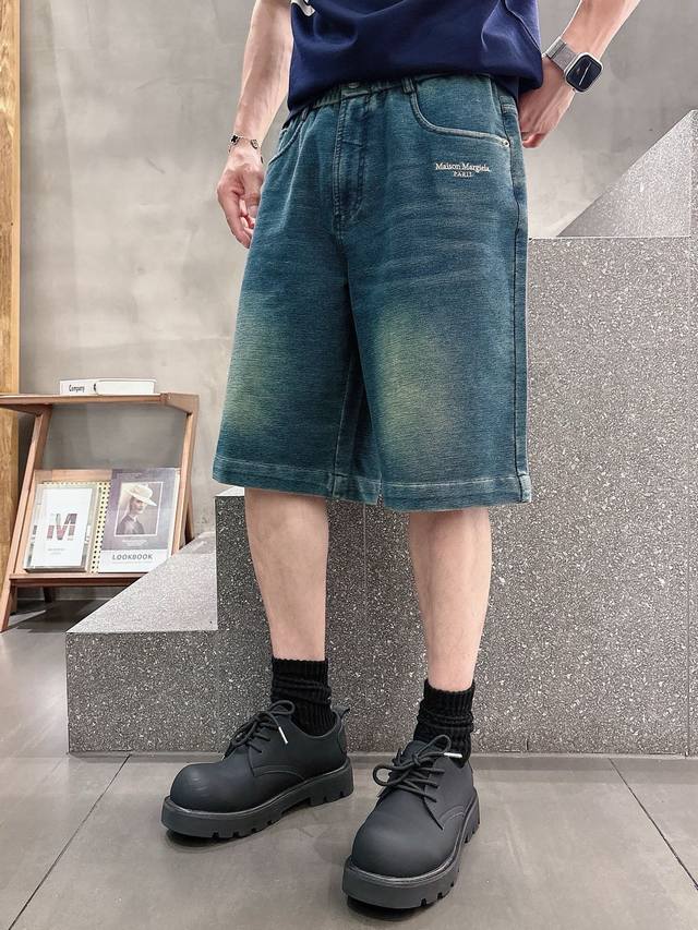 马吉拉春夏新款复古软牛仔短裤，男士特殊水洗色高街时尚超弹蓝牛。金属刻字Mm6纽扣，高品质Ykk拉链。裤身褪色复古质感，所呈现的街头时尚风格十分出色。标志性刺绣L