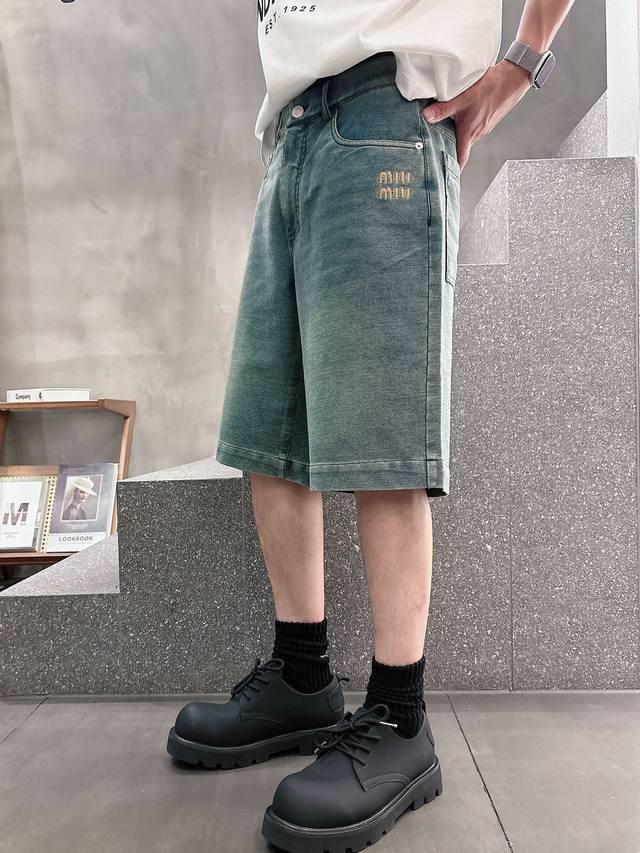 Miumiu春夏新款弹力软牛仔短裤，男士高端水洗色时尚蓝牛。标志性刺绣Logo，高品质Ykk拉链，裤身褪色复古质感，所呈现的时尚风格十分出色。裤后腰皮革铭牌设计