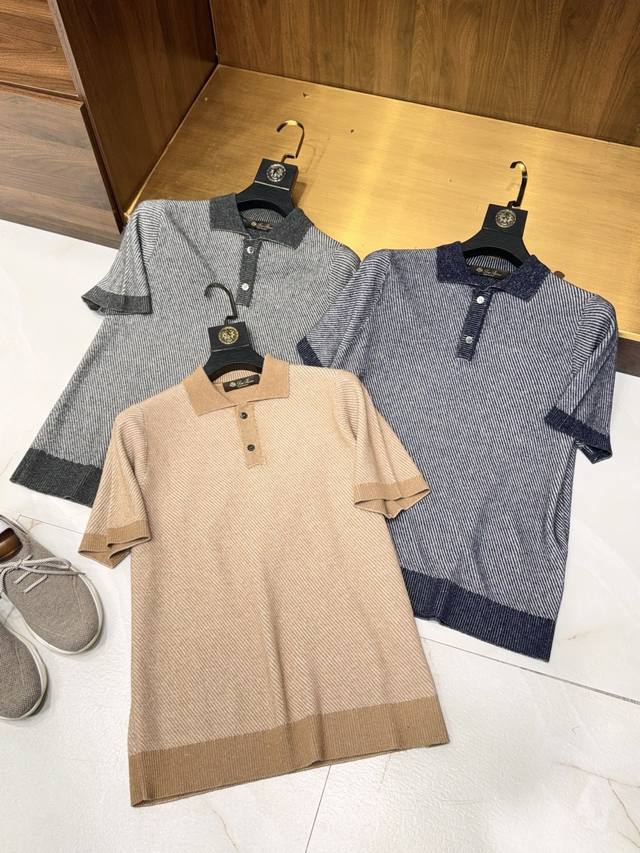 臻品系列！客供精纺纱线含25%桑蚕丝75%美利奴羊毛斜纹色织提花工艺微阔版翻领短袖polo衫 盛夏织梦，意式风华 男士臻品系列斜纹色织提花polo衫。 在都市与