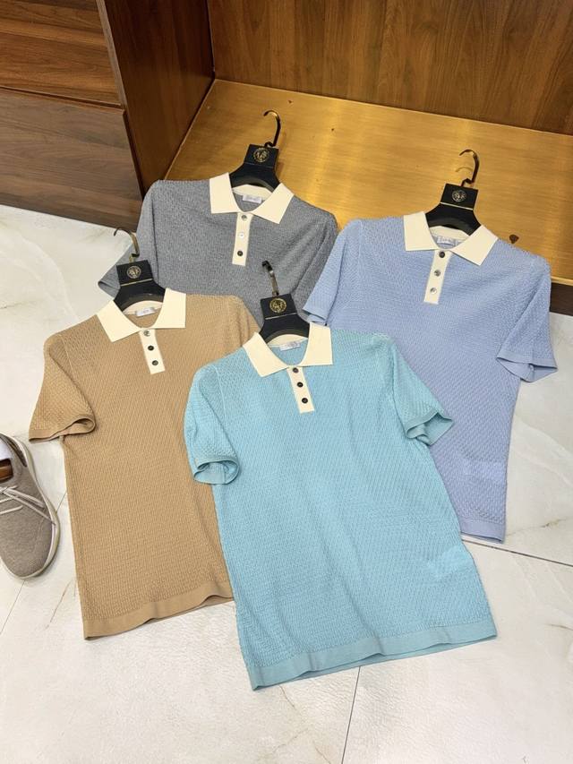 锦绣绚烂“香”气满天！D家典藏款立体提花针织纹理进口含三醋酸天丝纤维纱线翻领短袖polo衫 邂逅D家典藏：男士衣橱里的优雅新宠。 当经典的polo衫遇上D家匠心