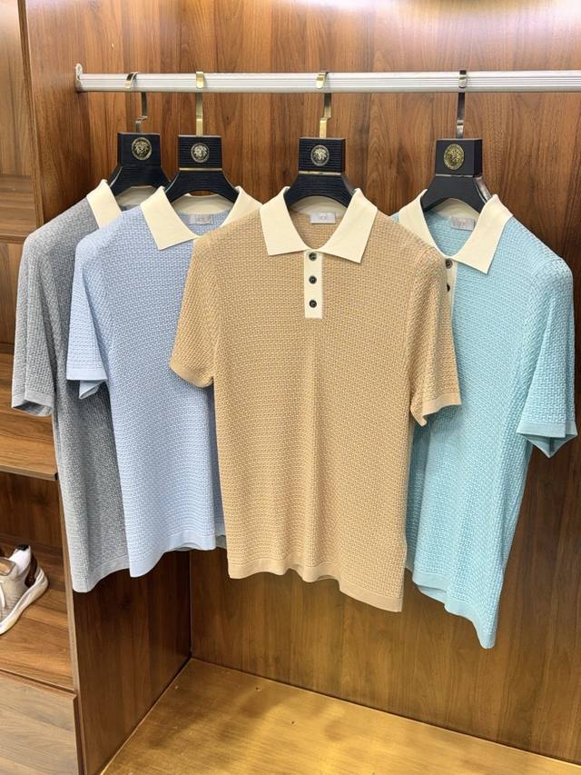 锦绣绚烂“香”气满天！D家典藏款立体提花针织纹理进口含三醋酸天丝纤维纱线翻领短袖polo衫邂逅D家典藏：男士衣橱里的优雅新宠。 当经典的polo衫遇上D家匠心，
