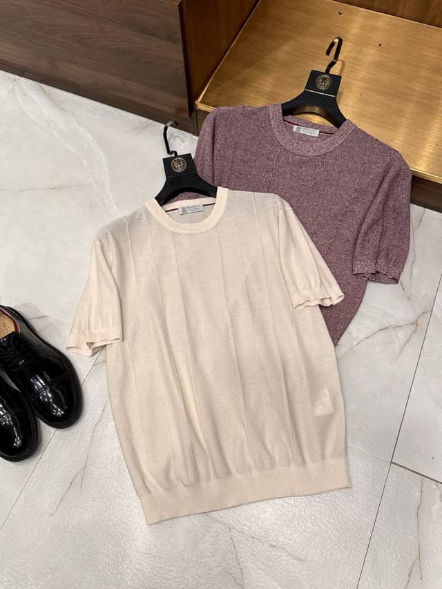 轻盈干爽舒适时尚！休闲通勤款含6.4%亚麻纤维夏日必备单品针织圆领短袖T恤 解锁夏日轻氧感！这款针织T恤让通勤休闲都自带“清凉滤镜”。 厌倦了黏腻闷热的夏日穿搭