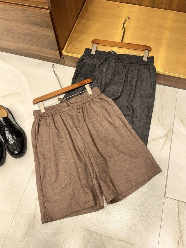 夏日必备单品！复古老钱风款式含亚麻纤维抽绳松紧腰设计休闲短裤 解锁夏日高级感！这条复古老钱风亚麻短裤，让松弛与精致无缝切换。 当蝉鸣唤醒盛夏，衣橱需要一条既能驾