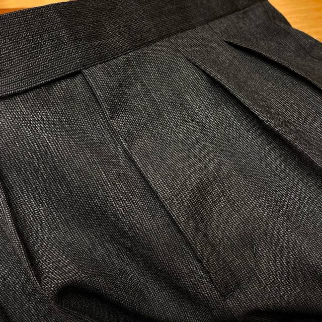 Ez家典藏款复古单扣廓尔格裤腰设计面料采用色织提花100%羊毛百搭通勤款短西裤 这款Ez家典藏款的复古单扣廓尔格短西裤，确实是现代都市人追求时尚与舒适并重的理想