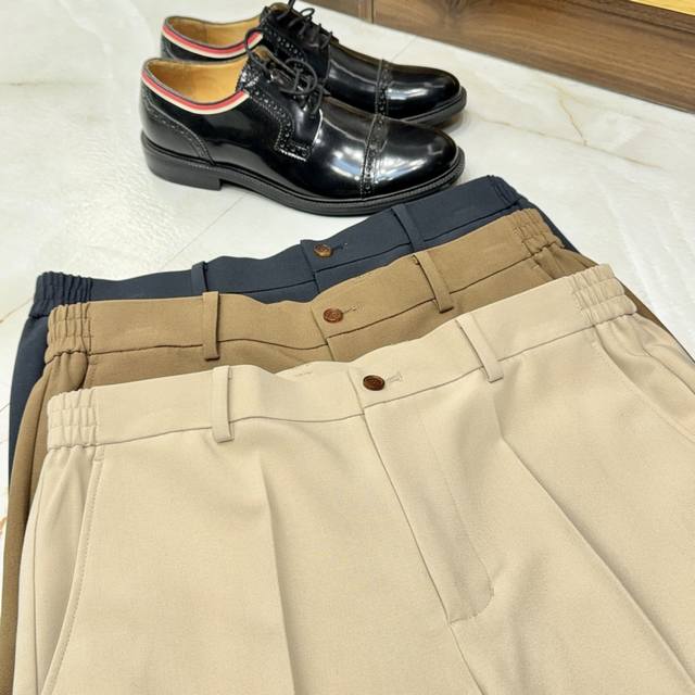 立体裁剪型男必备含50%精纺羊毛天丝混纺面料腰部松紧设计简约舒适休闲西裤 型男必备！立体裁剪休闲西裤，重塑绅装新格调。 核心面料：50%精纺羊毛+天丝混纺 优选