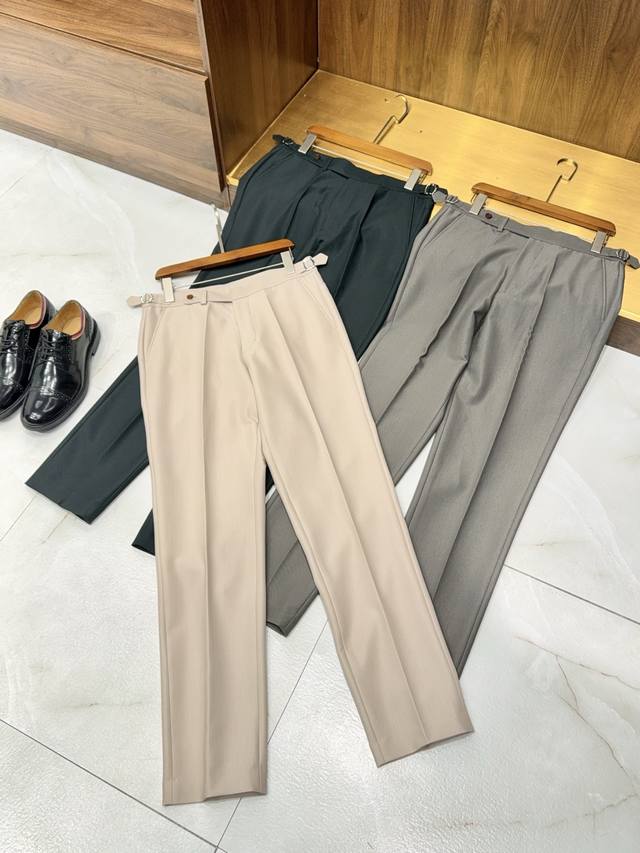 超垂感舒适含醋酸天丝羊毛精纺面料那不勒斯宝剑头可调节裤腰斜插口袋西裤 男士超垂感精纺西裤，演绎优雅与舒适 这款男士西裤，以匠心材质与精致设计，打造兼具时尚与实用