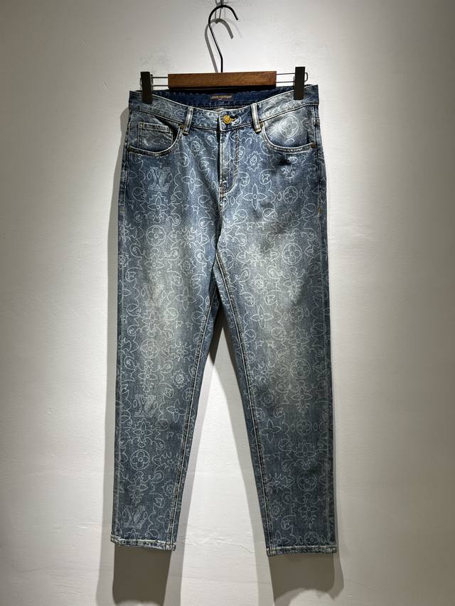Louis Vuitto*路易*登2025春夏新款男士经典水洗小直筒牛仔长裤。绝佳的上身性能，百搭之选，超值性价比分享！！作为男生简约元素经典搭配，设计Logo