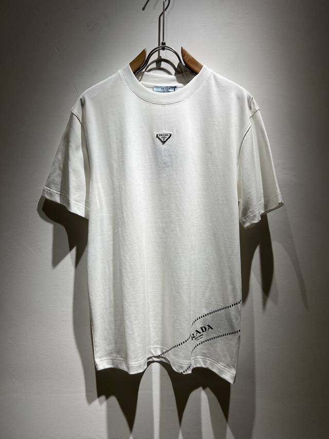 prad*A普*达2025春夏新款男女同款短袖T恤，最新款全网独家首上！！~既经典有时尚百搭，谁不爱啊，将经典再次展现，非常的耐看，自带低奢光环与辨识度！pr*