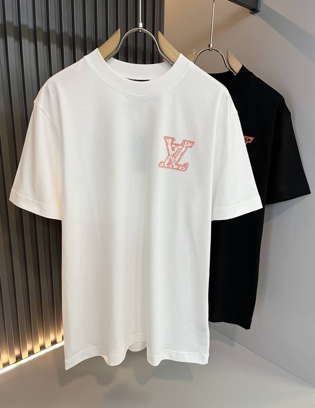 Louisvuitt*路易*登 2025春夏全新系列单品上线，非常时髦前卫的一款男女同款短袖T恤，标识Logo图案印花压绒修饰！区别于以往的不同，宣示品牌传承多