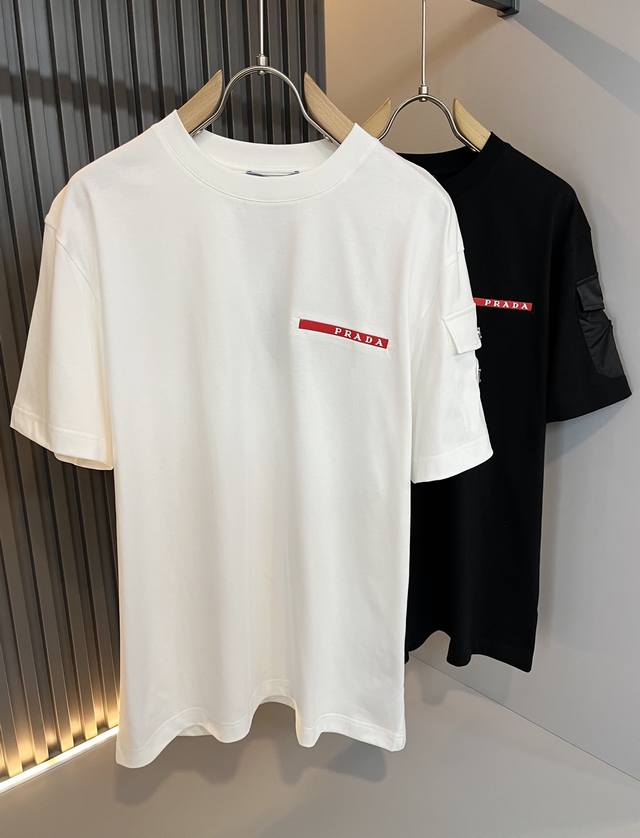 prad*A普*达2025春夏新款男女同款短袖T恤，最新款全网独家首上！！~既经典有时尚百搭，谁不爱啊，将经典再次展现，非常的耐看，自带低奢光环与辨识度！pr*