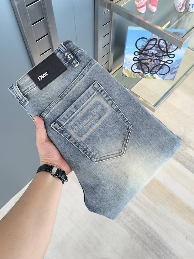 迪奥 2025新款新款现货上市，原单爆款牛仔裤超级定制款，原版五金，超级重工工艺，版型超赞细节做工无可挑剔！款式不挑人，特别高档，好货不等人，看中赶紧下手，尺码