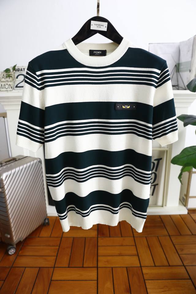芬迪 Fe*Di. 2025夏季新品男士针织短袖时尚经典套头设计！高级定制百搭款式 任何人都可以轻松驾驭 采用高档针织面料！奢华经典品牌Logo设计，非常显档次