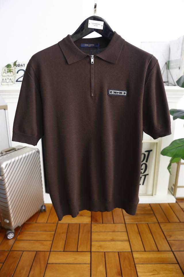 路易威* Louis Vu*Tton. 2025夏季新品男士短袖时尚精致拉链翻领设计！高级定制百搭款式 任何人都可以轻松驾驭 采用舒适针织面料！奢华经典品牌Lo