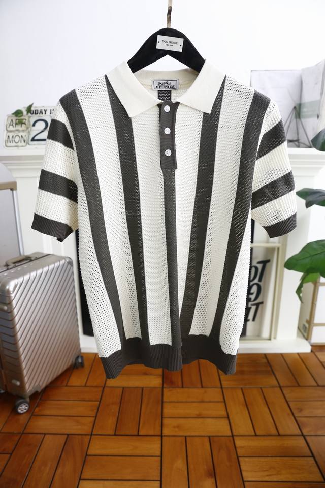 爱马4 Her*Es. 2025夏季新品男士针织短袖时尚经典翻领设计！高级定制百搭款式 任何人都可以轻松驾驭 采用高档针织面料！奢华经典条纹元素设计，非常显档次