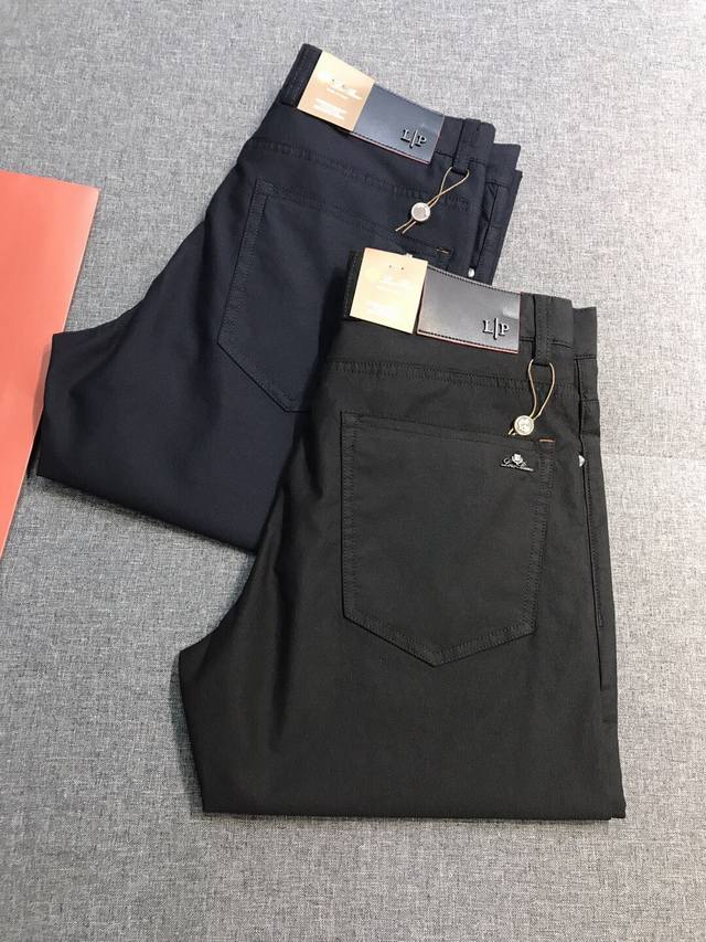 Lp男士高端薄款商务休闲裤，贸易公司渠道臻品，系出名门，纯正血统品质，意大利原产出品，25年官方春夏新品！ 颇具意大利典型风格的时装，在面料选取和工艺方面都相当