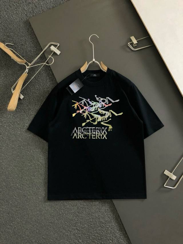 Arc2025新款同步上新圆领短袖T恤。采用客供新疆长绒棉面料，亲肤舒适透气，胸前配以品牌字母Logo图案采用3D数码印花工艺构成彰显品牌奢华，与Zp一致不是小