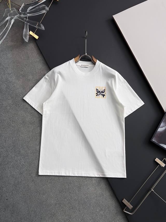 纪梵希2025新款同步上新圆领短袖T恤。采用客供新疆长绒棉面料，亲肤舒适透气，胸前配以品牌字母Logo图案采用3D数码印花工艺构成彰显品牌奢华，与Zp一致不是小