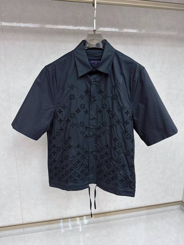 Lois Vitn路易 2025款老花镂空绣花短袖衬衫 满幅绣花镂空工艺复杂 后背方标绣花设计 纯棉面料 上身舒适贴身 原五金开模 男女同款 工艺：镂空绣花 尺