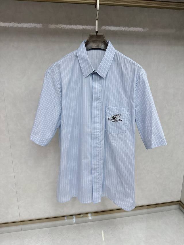 Di*迪奥2025新款 口袋绣花衬衣短袖 内里包缝 口袋万刺绣花设计 面料上身透气舒适 扣子字母定制 男女同款 细节处理 规格：口袋绣花 码数：S M L Xl