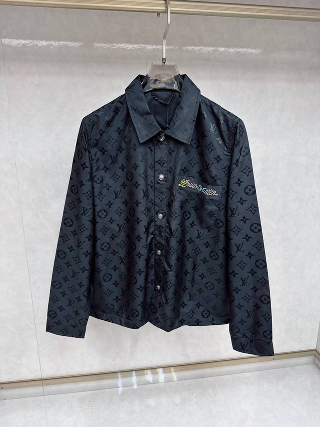 Lois Vitn路易 2025新款老花衬衫外套 胸前口袋烫钻 原版提花面料整体工艺复杂 耗时较长 内套里 定位裁剪 原五金开模 男女同款 工艺：口袋烫钻 尺码