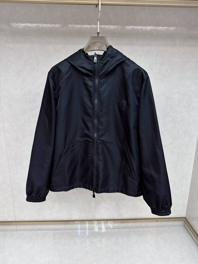 Lois Vitn路易 2025新款双面穿连帽外套 老花提花面料对位裁剪 胸前皮标设计 五金刻字面料原版还原男女同款 工艺：双面穿 尺码：46 48 50 52