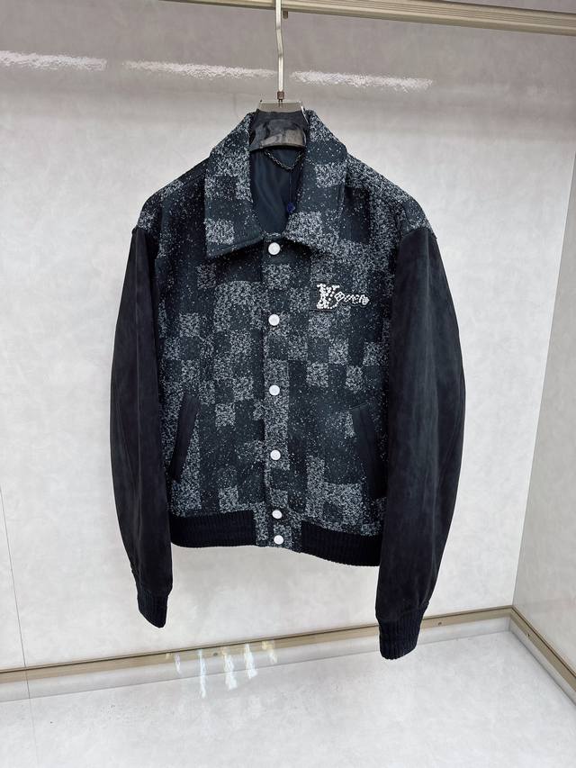 尺码46 48 50 52 Lv拼接杀疯了！这件把 街头贵气 捏碎重组 谁懂啊！粗花呢格纹+麂皮拼接 直接炸场 黑白雪花格像“街头的叛逆基因”，麂皮袖子藏着“贵