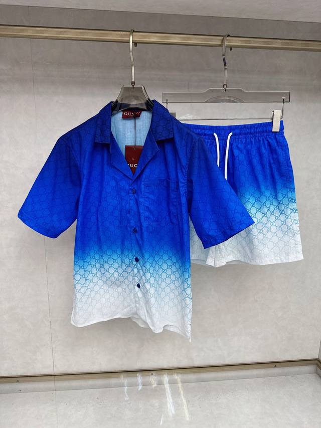 古奇 2025春夏新款 老花双G沙滩短袖衬衫 满印涂鸦字母设计 上身简约大气 对位裁剪 套里 质感重量％100还原 原五金设计 男女同款 工艺：对位裁剪 码数：