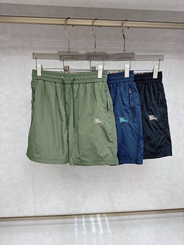 巴宝莉 2025夏季新款男士休闲短裤，高级定制面料透气面料 透气弹力舒适度极高，细节无可挑剔，顶级辅料配备，原版Logo设计理念，手感细腻柔软！上身版型超赞！尺