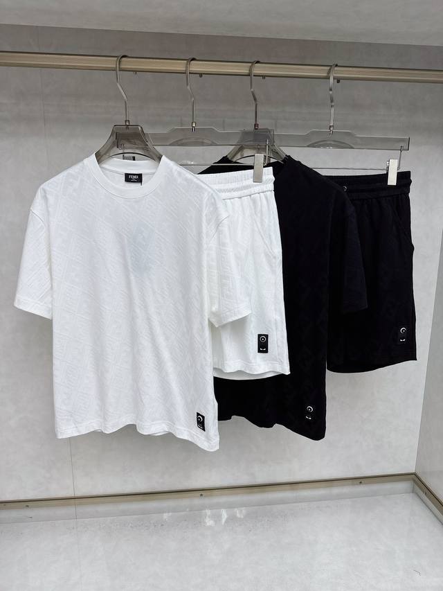 芬迪 2025春夏最新款，男女同款，经典设计短袖T恤短裤套装，定制纯棉面料，手感柔软，穿着舒适，做工精细.上身效果无敌帅气，码数M-3Xl