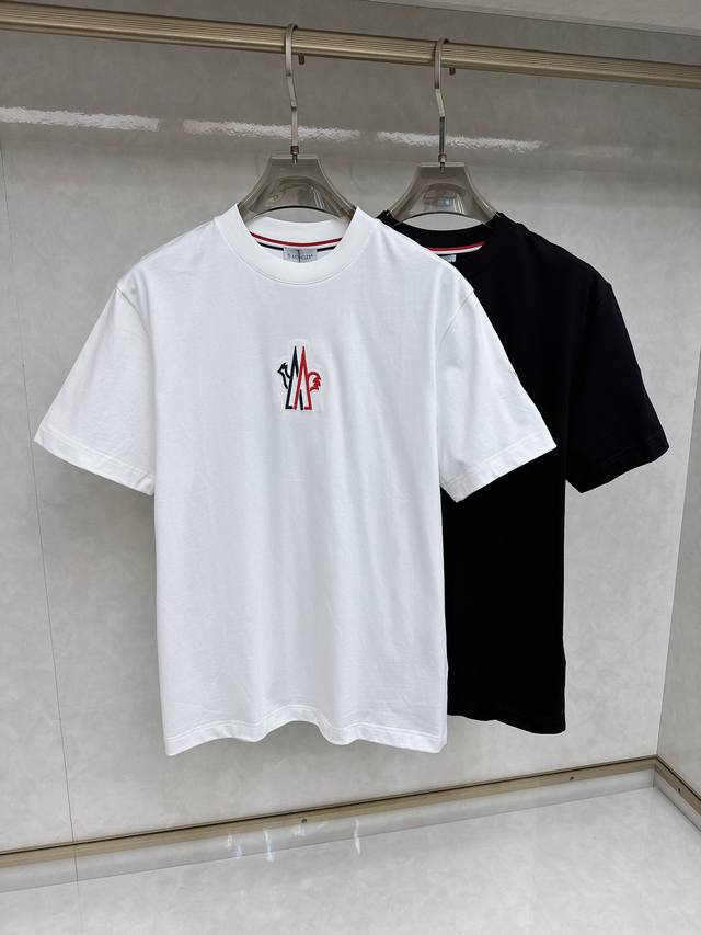 蒙口 2025早春新款男女同款短袖T恤，！定制专属纯棉面料，定制原版工艺螺纹，胸前重工字母Logo工艺设计！简约大方，从容百搭，档次极高，完美融入时尚还有风情感