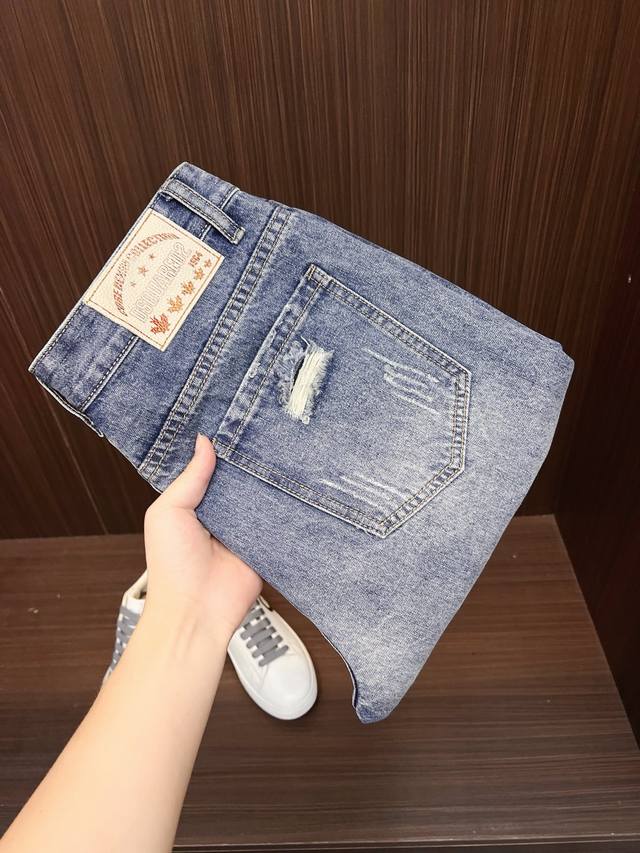 D2 男士丹宁牛仔裤，官宣画册海报穿搭款！ 客供高级进口的丹宁原色面料，特选日本冈山纯正13Oz 盎司牛仔布料，重磅环保植物酵素水洗工艺，肌理有着淡淡的复古色彩