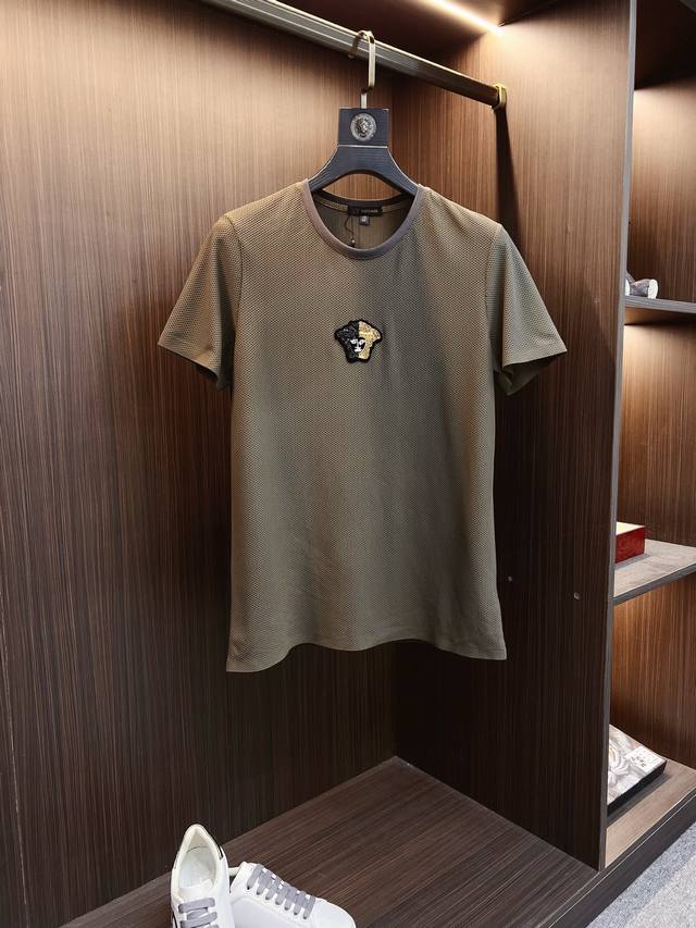 范思哲 2025春夏新款男士圆领衫短袖系列出货 简洁时尚百搭 高端品质 定制进口高定面料 穿着舒适 透气 档次高很有质感 简单大方得体 时尚不失个性 商务休闲范