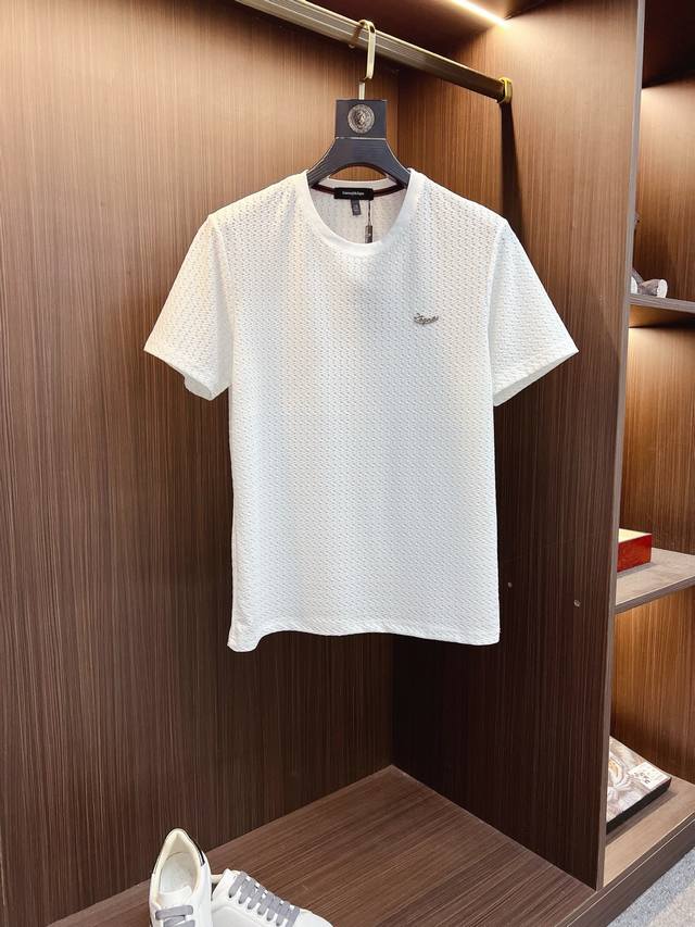 杰尼亚 2025春夏新款男士圆领衫短袖系列出货 简洁时尚百搭 高端品质 定制进口高定面料 穿着舒适 透气 档次高很有质感 简单大方得体 时尚不失个性 商务休闲范