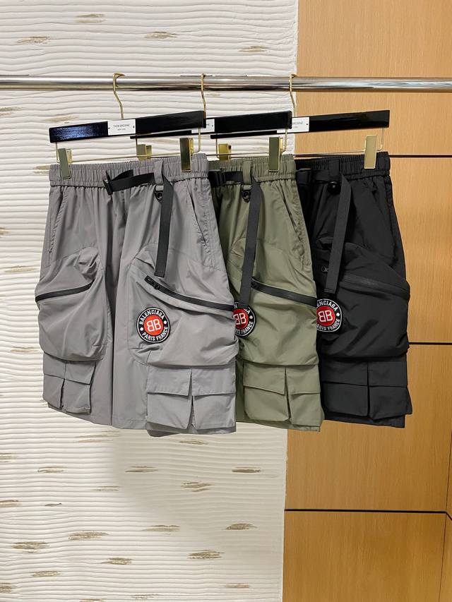 巴黎世家 2025夏季新款男士休闲短裤 高级定制夏季专用休闲裤透气面料 透气舒适度高，细节无可挑剔，品牌元素设计理念，体现高品质。手感细腻柔软！呈现休闲裁剪，简