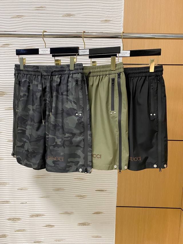 Gucci 古奇 2025夏季新款男士休闲短裤 高级定制夏季专用休闲裤透气面料 透气舒适度高，细节无可挑剔，品牌元素设计理念，体现高品质。手感细腻柔软！呈现休闲