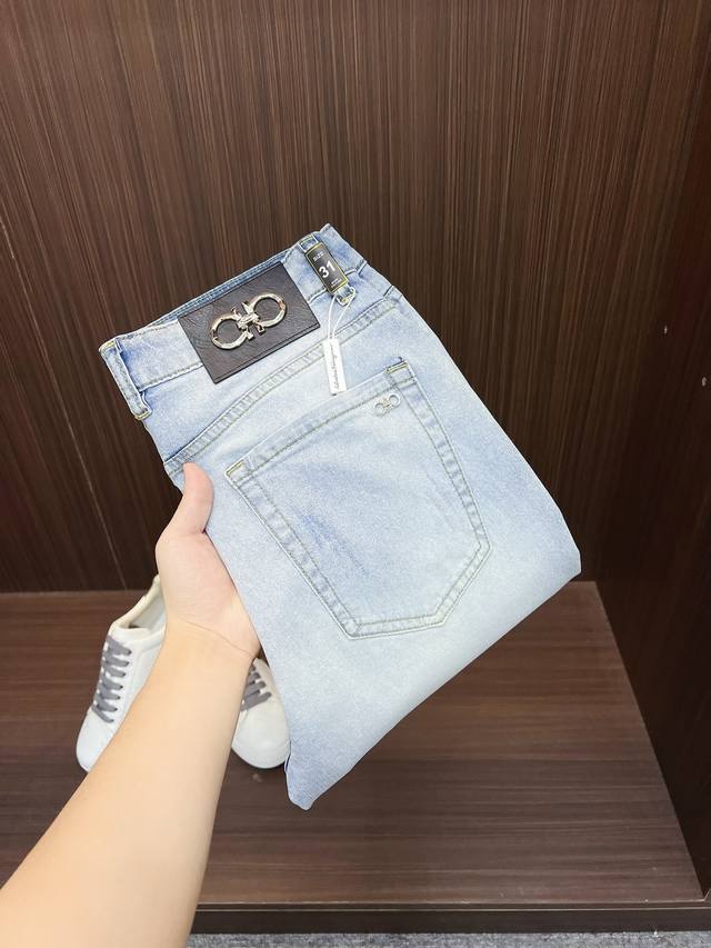 菲拉格慕 男士丹宁牛仔裤，官宣画册海报穿搭款！ 客供高级进口的丹宁原色面料，特选日本冈山纯正13Oz 盎司牛仔布料，重磅环保植物酵素水洗工艺，肌理有着淡淡的复古