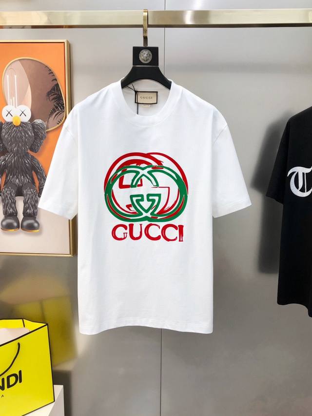 Gg2025新款同步上新圆领短袖T恤。采用客供新疆长绒棉面料，亲肤舒适透气，胸前配以品牌字母Logo图案采用3D数码印花工艺构成彰显品牌奢华，与Zp一致不是小厂