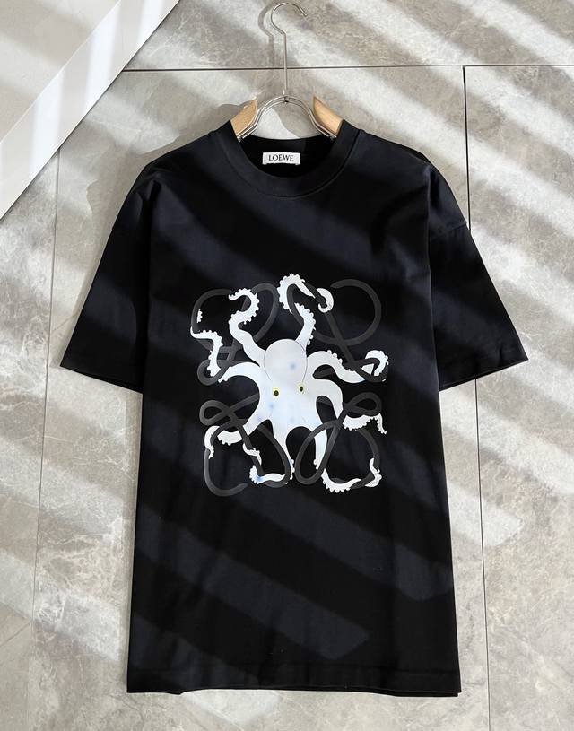 顶级版本 区别通货 2025 罗意威 夏季新款 重磅推出双纱纯棉面料短袖 春夏走秀款 个性独家款式 男女同款 采用进口定制定染面料 后领锁链底全包肩 过水不变形