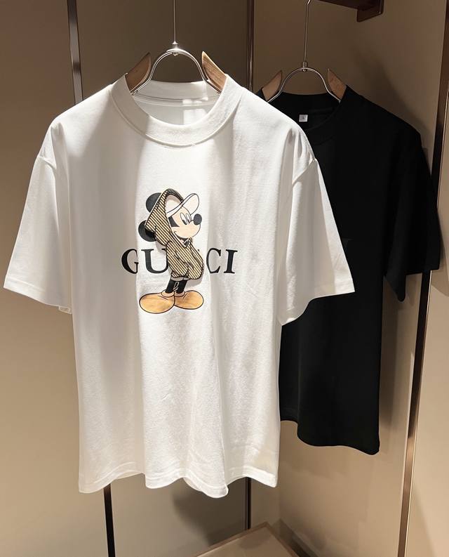 顶级版本 区别通货 2025 古驰 夏季新款 重磅推出双纱纯棉面料短袖 春夏走秀款 个性独家款式 男女同款 采用进口定制定染面料 后领锁链底全包肩 过水不变形不