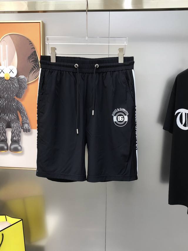 Dg 杜嘉班纳2025春夏新款原单男士休闲短裤 柜台同步售卖高端定制 时尚百搭款拼接织带 印胶字母Logo图案设计 定制原版进口100%聚酯纤维速干面料 进口五