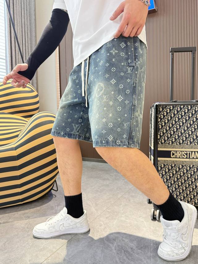 Lv 三标齐全 2025夏季新款男士休闲短裤，高级定制面料透气面料 透气弹力舒适度极高，细节无可挑剔，顶级辅料配备，原版Logo设计理念，手感细腻柔软！上身版型