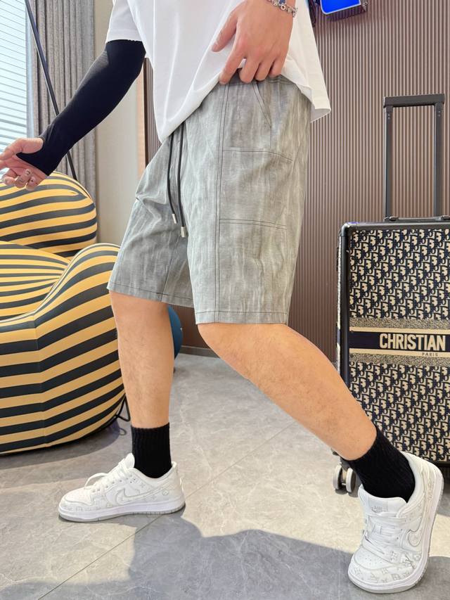 巴黎世家 三标齐全 2025夏季新款男士休闲短裤，高级定制面料透气面料 透气弹力舒适度极高，细节无可挑剔，顶级辅料配备，原版Logo设计理念，手感细腻柔软！上身