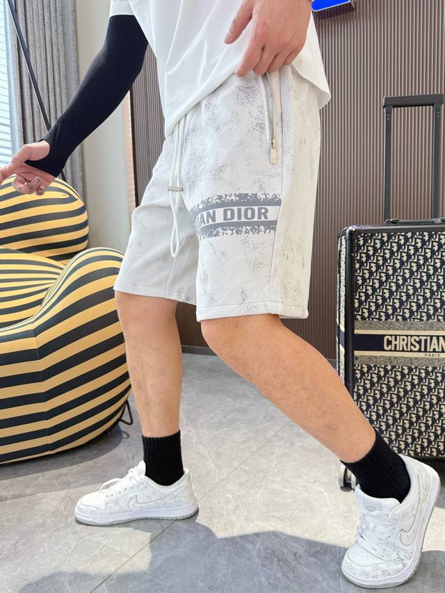迪奥 三标齐全 2025夏季新款男士休闲短裤，高级定制面料透气面料 透气弹力舒适度极高，细节无可挑剔，顶级辅料配备，原版Logo设计理念，手感细腻柔软！上身版型
