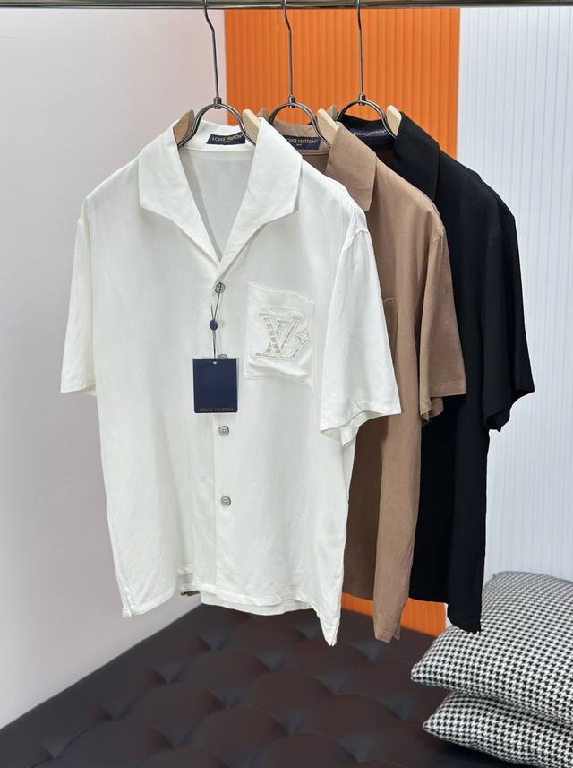 Lv 顶级原单 棉麻蚕丝绣夏日衬衫 本款村衫选用桑蚕丝和大麻混纺，呈现山东绸一般的细腻肌理。英式刺绣工艺于胸前口袋勾勒镂空标识，开领短袖剪裁传递夏日惬意。 休闲